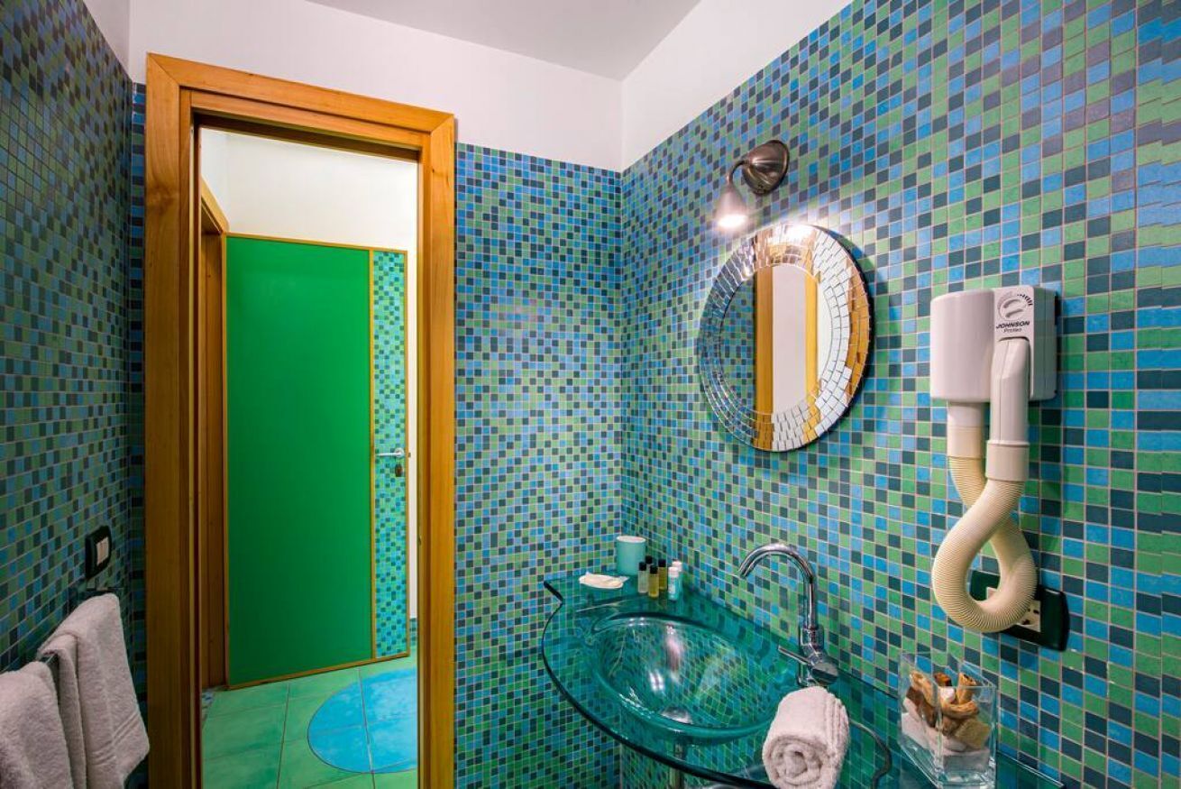 Dutxa, assecador de cabells, bidet i tovalloles 
