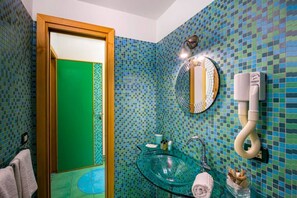 Een douche, een haardroger, een bidet, handdoeken