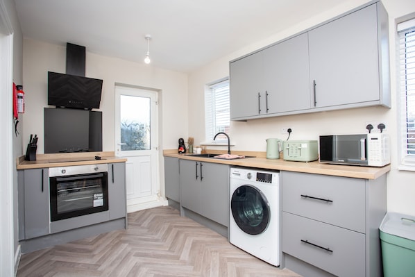 Kjøleskap, mikrobølgeovn, ovn og kokeplater