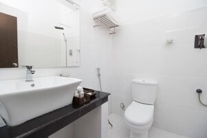 Ducha, zapatillas, toallas y jabón