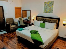 Escritorio y espacio para trabajar con un portátil