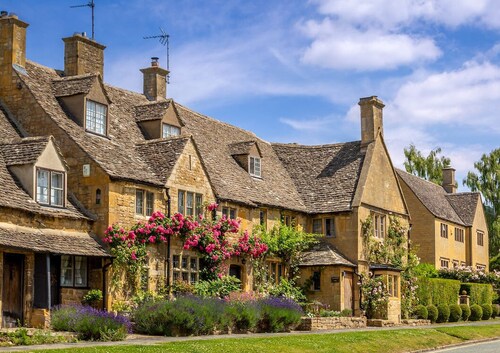 Lodge with stunning countryside views - meters from the banks of the River Avon.