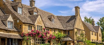 Lodge with stunning countryside views - meters from the banks of the River Avon.