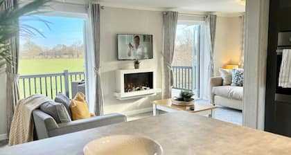 Lodge with stunning countryside views - meters from the banks of the River Avon.