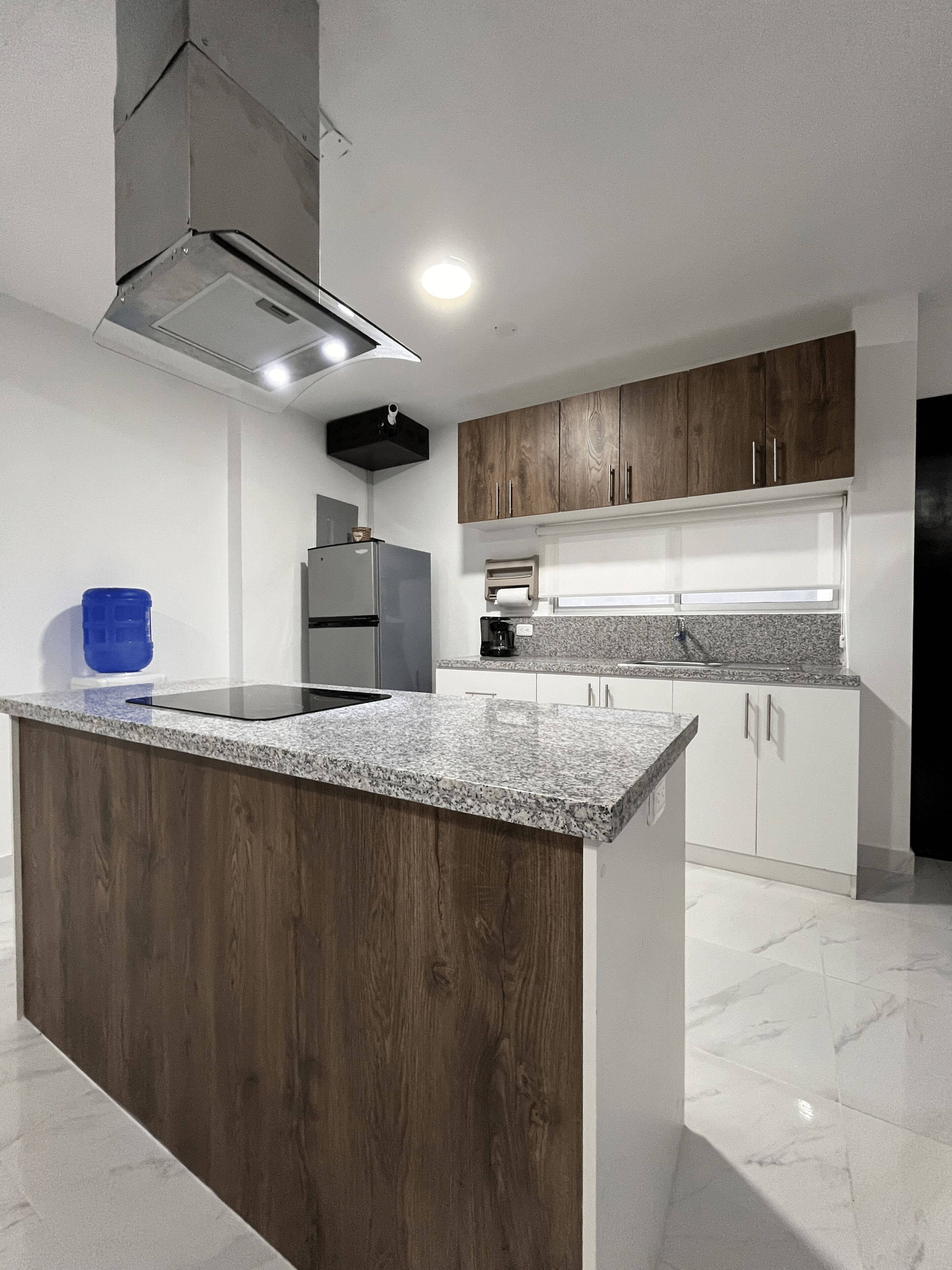 Kjøleskap, mikrobølgeovn, kaffetrakter/tekoker og vannkoker