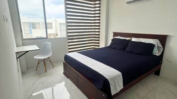 3 makuuhuonetta, työpöytä, ilmainen Wi-Fi, vuodevaatteet