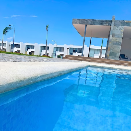 Pool. Vacation Home with 24h Security and Ample Parking
