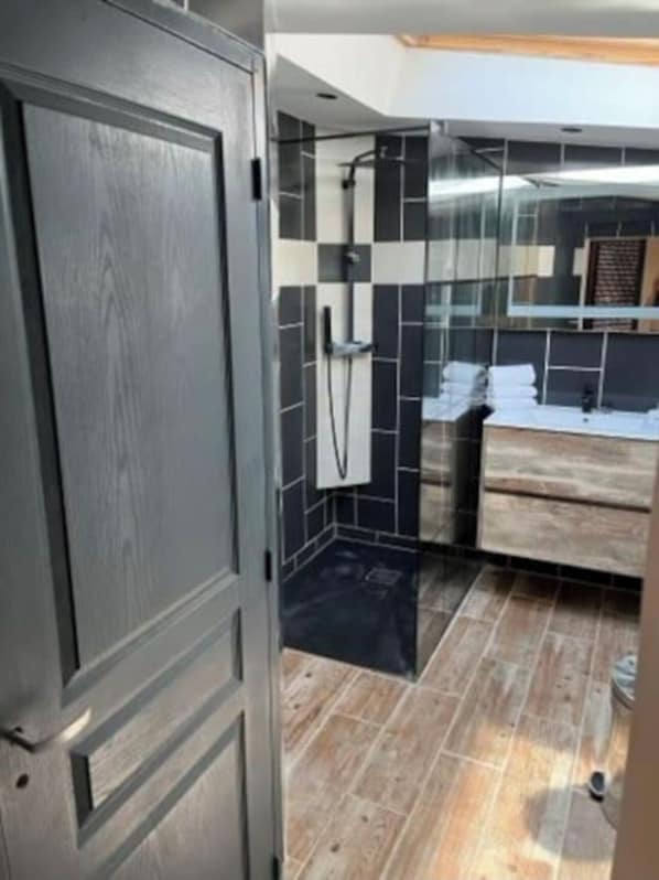 Dusche, Haartrockner, Handtücher, Toilettenpapier