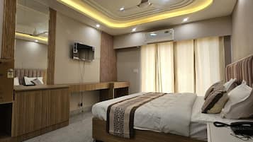 Premium Studio, Balcony, City View | Desk, laptop workspace, soundproofing, WiFi (free)