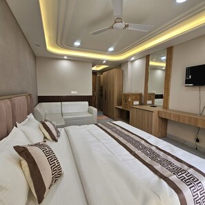 Premium Studio, Balcony, City View | Desk, laptop workspace, soundproofing, free WiFi