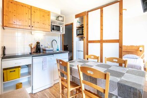 Fridge, microwave, oven, stovetop - Sunny Stay Near the Slopes (Chamrousse)