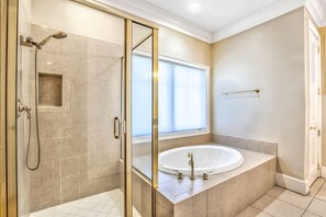 Ducha, secador de pelo, bidé y toallas