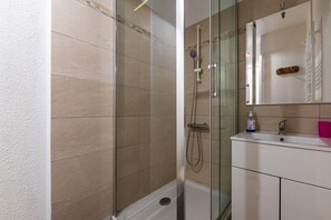 Shower, hair dryer - Apartment in Morillon at Ski Slope (Morillon)
