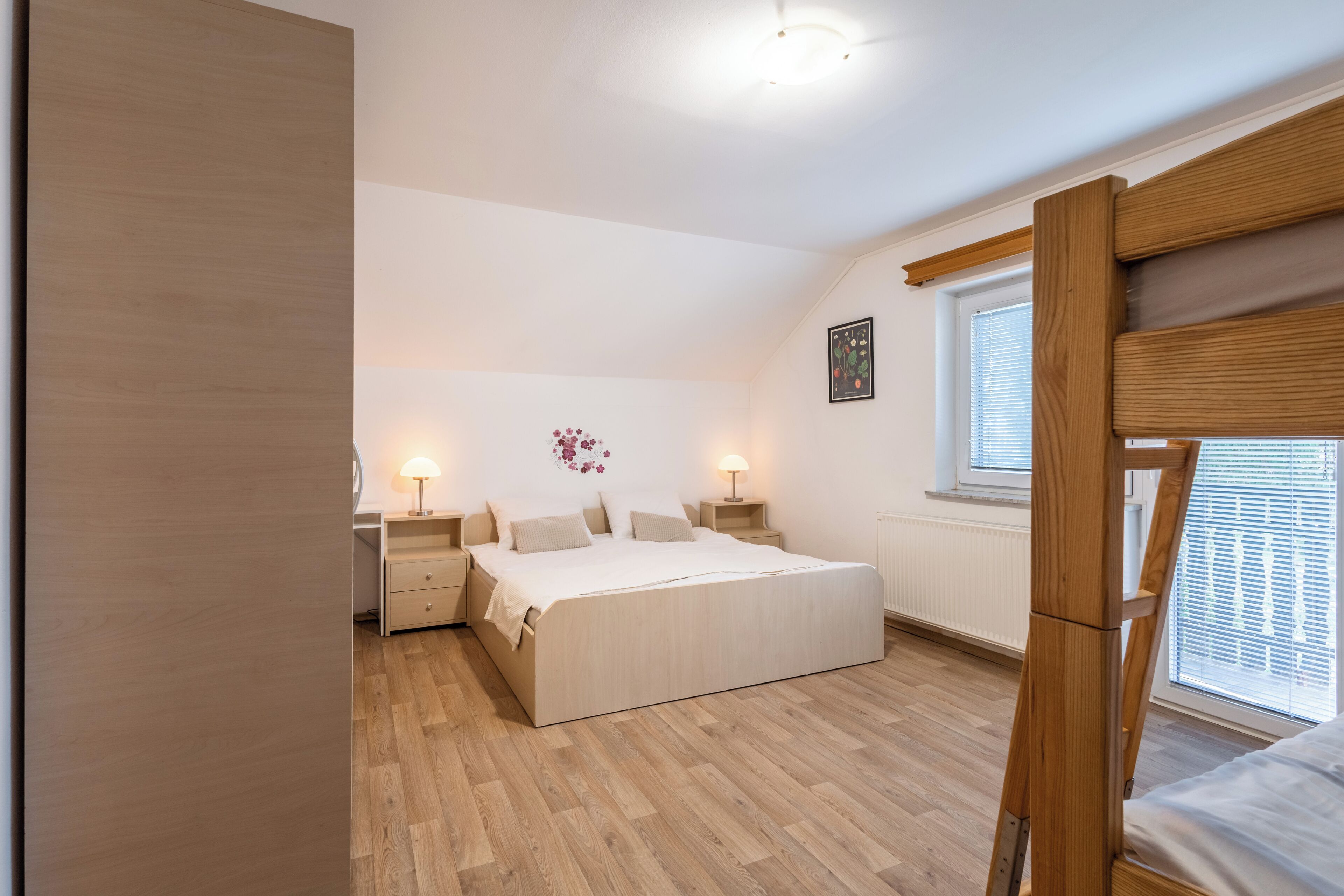 2 Schlafzimmer, Zimmersafe, Schreibtisch, Bügeleisen/Bügelbrett