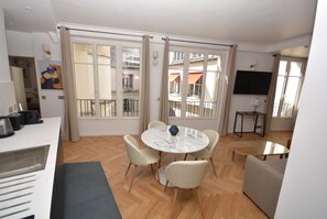 TV - Reva Suites (Paris)
