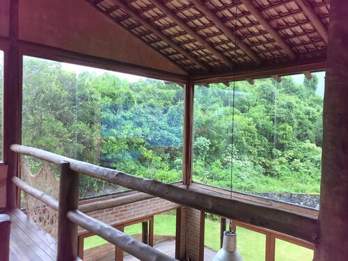 House with pool close to the beach in Barra do Sahy!