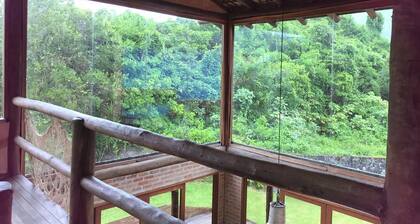 House with pool close to the beach in Barra do Sahy!