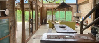 House with pool close to the beach in Barra do Sahy!