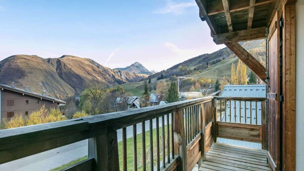 A wooden deck with a view of a mountainous landscape. - Apartment in Saint-Sorlin near Ski Slopes (Saint-Sorlin-d´Arves)