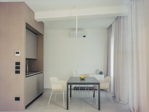 Studio Suite Superior, quang cảnh thành phố | Minibar với thức uống miễn phí, bàn