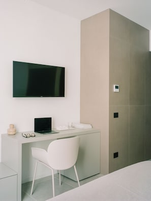 Phòng Exclusive, quang cảnh thành phố | Minibar với thức uống miễn phí, bàn