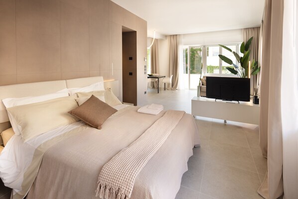 Superior Studio Suite, City View