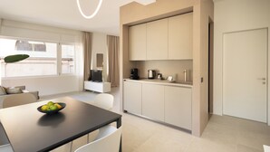 Suite estudio superior, vista a la ciudad | Cocina privada