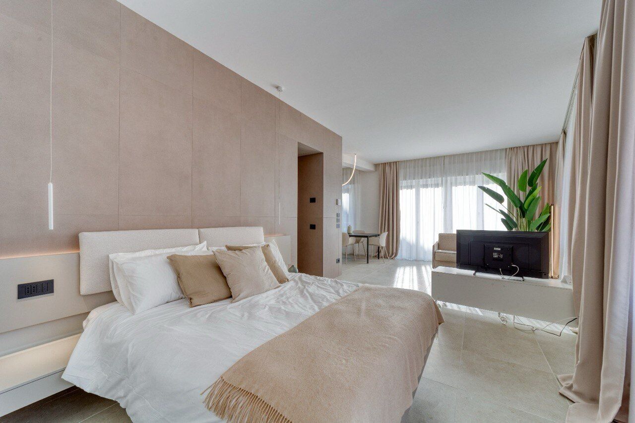 Suíte estúdio superior, vista para a cidade | Frigobar (abastecido com itens grátis), escrivaninha