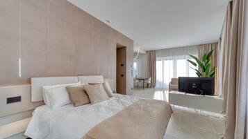 Superior studio suite, uitzicht op stad | Een gratis minibar, een bureau, een laptopwerkplek, gratis wifi