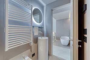 Secador de pelo, toallas, jabón, shampoo