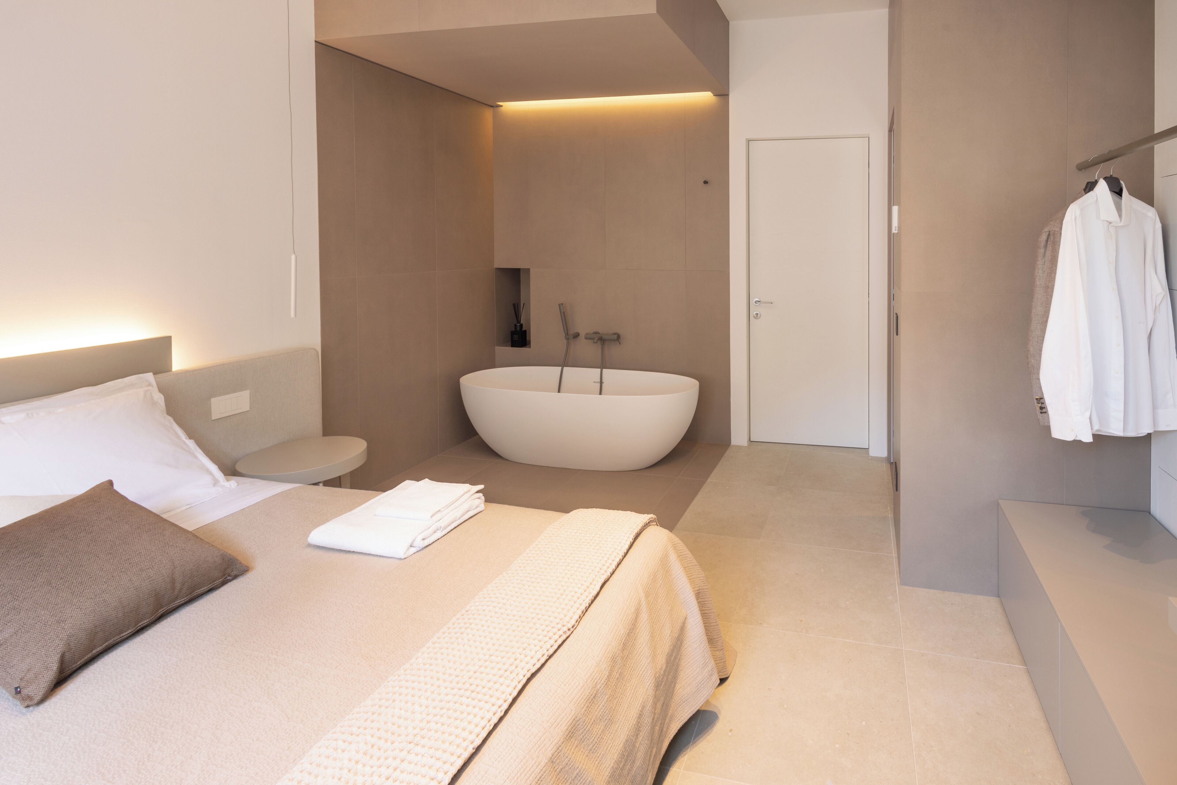 Minibar con artículos gratuitos y escritorio 