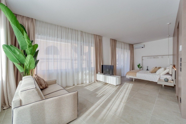 Superior Studio Suite, City View | Living area