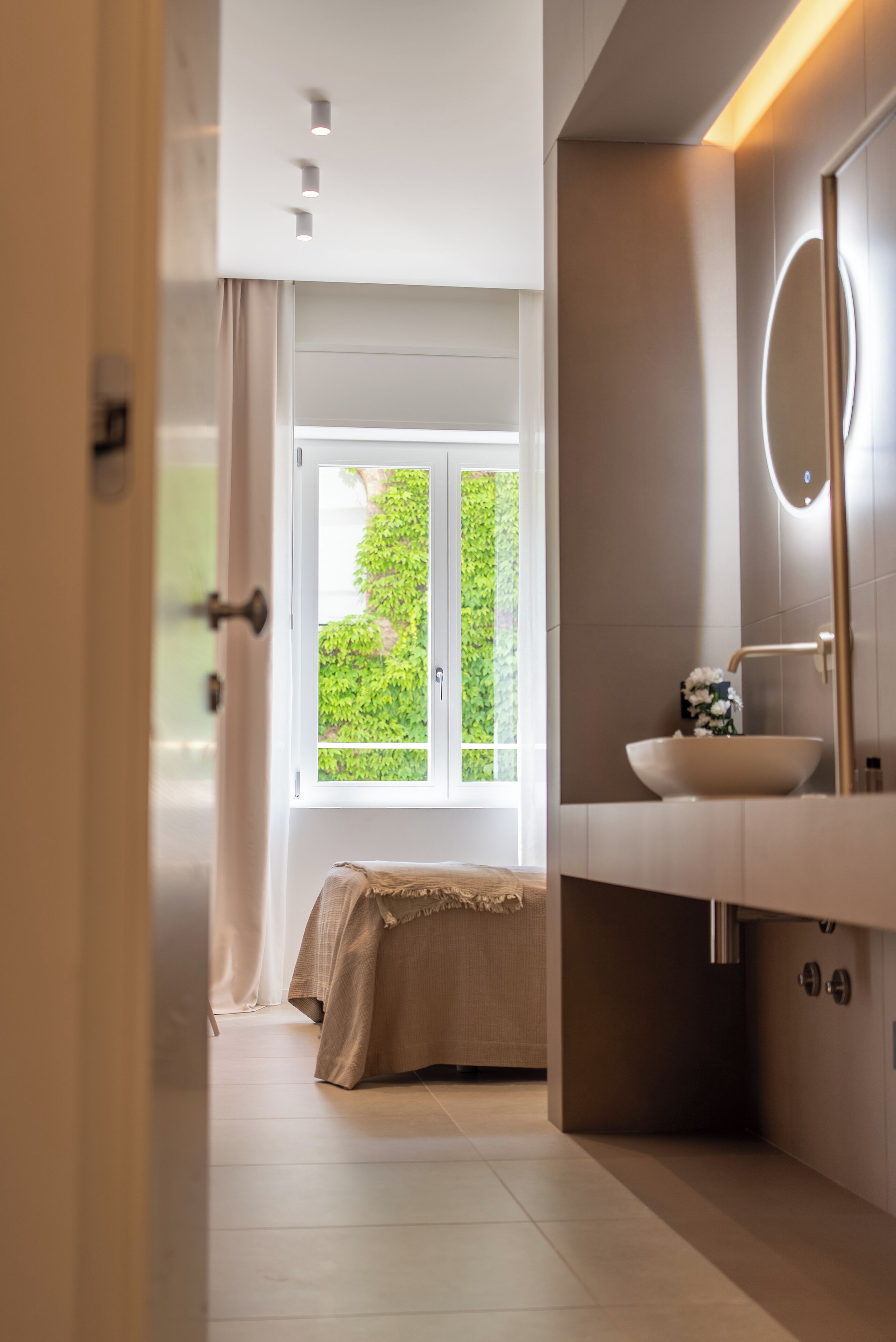 Minibar con artículos gratuitos y escritorio 