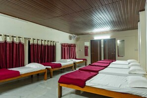 Economy slaapzaal | Een bureau, een laptopwerkplek, gratis wifi