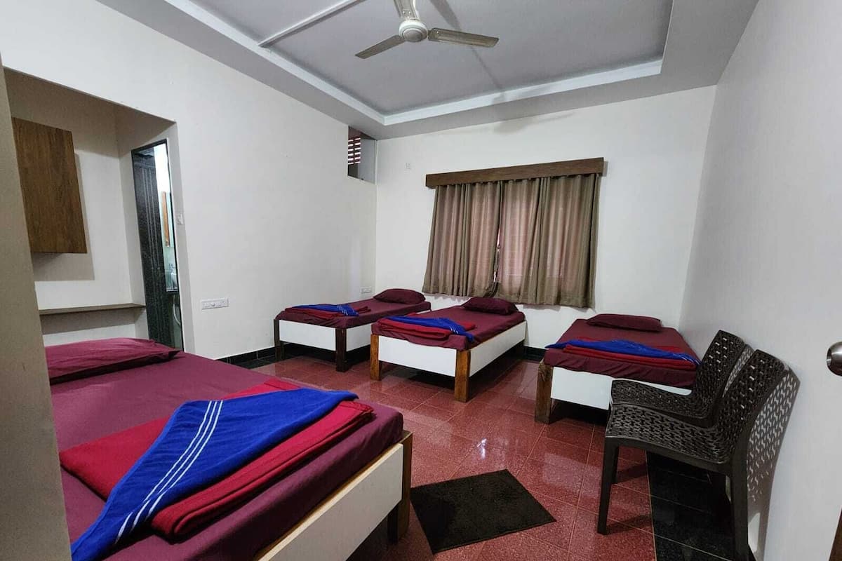 Family Room | Desk, laptop workspace, free WiFi