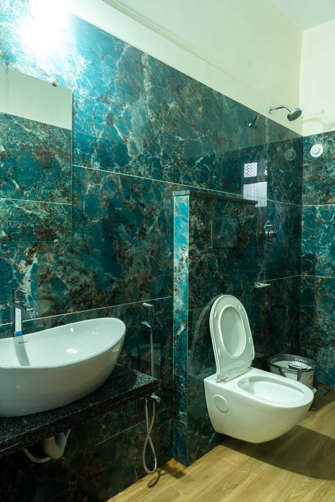 Family Room | Bathroom | Shower, free toiletries, towels
