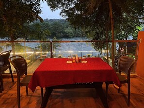 Restaurant - White Water Resort (Joida)