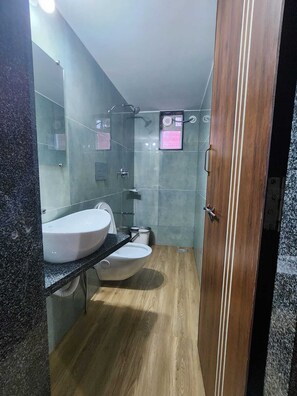 Premium kamer | Badkamer | Een douche, gratis toiletartikelen, handdoeken