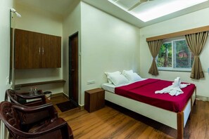 Premium Room | Desk, laptop workspace, free WiFi - White Water Resort (Joida)