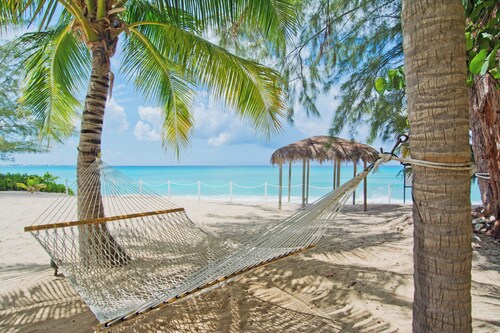 SEABREEZE #8 - Seven Mile Beach - Beach front condo