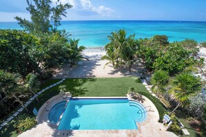 Pool - SEABREEZE #8 - Seven Mile Beach - Beach front condo (Seven Mile Beach)