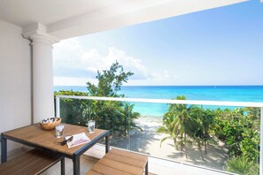 Outdoor dining - SEABREEZE #8 - Seven Mile Beach - Beach front condo (Seven Mile Beach)