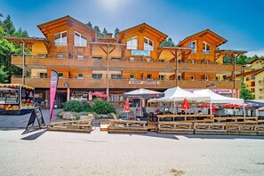 Un edificio de madera de varios pisos, con un restaurante llamado "Restaurant" en la planta baja.