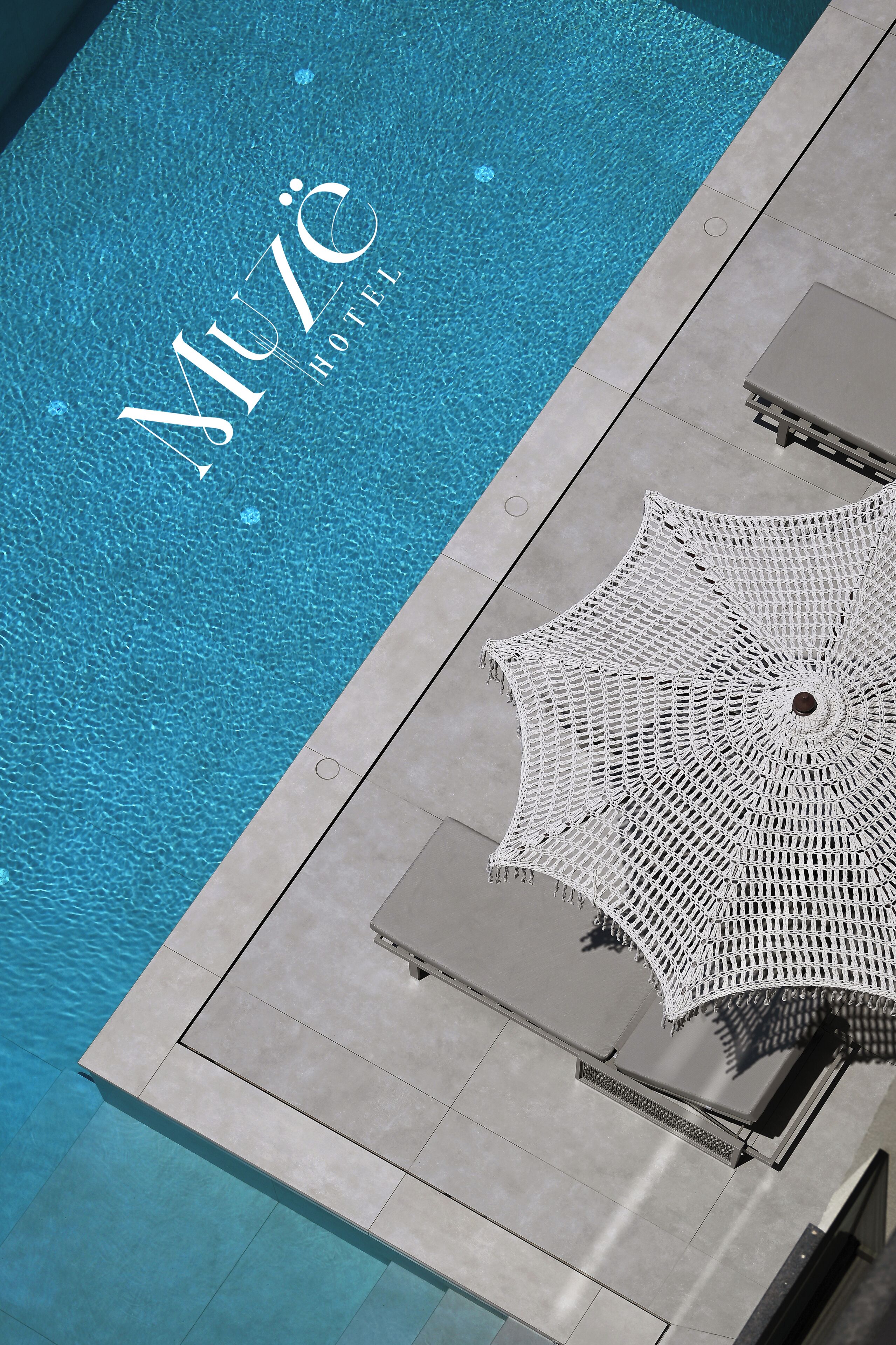 Una piscina al aire libre de temporada