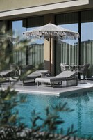 Una piscina al aire libre de temporada