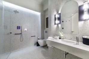 Douche, sèche-cheveux, serviettes fournies, savon