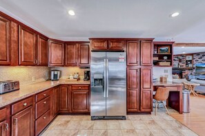 Kjøleskap, mikrobølgeovn, ovn og kokeplater