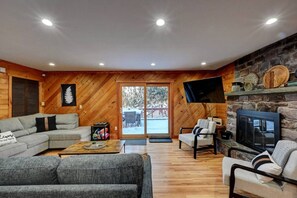 TV, fireplace - Cozy mountain house/beach-access/firepit (Lake Harmony)