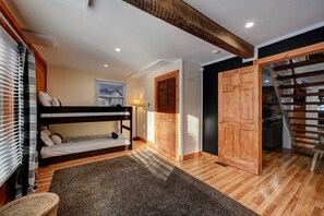 5 Schlafzimmer, Schreibtisch, Bügeleisen/Bügelbrett, WLAN