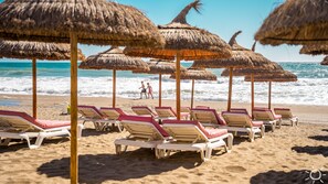 Sun loungers, beach towels - Modern 8-person apartment, large balcony and a central pool, hills of Mijas. (Las Lagunas de Mijas)